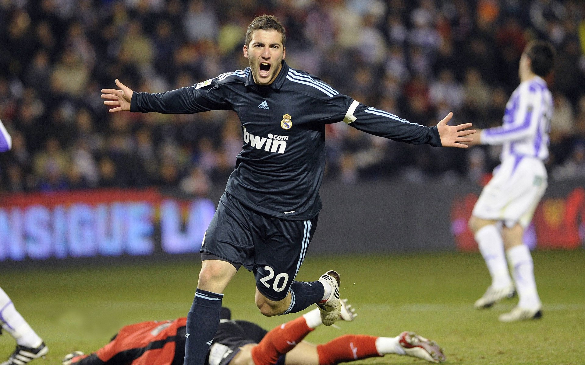 “马科斯·莫奇的灵活防守与精准突破,为阿根廷美洲狮队铺平胜利之路”