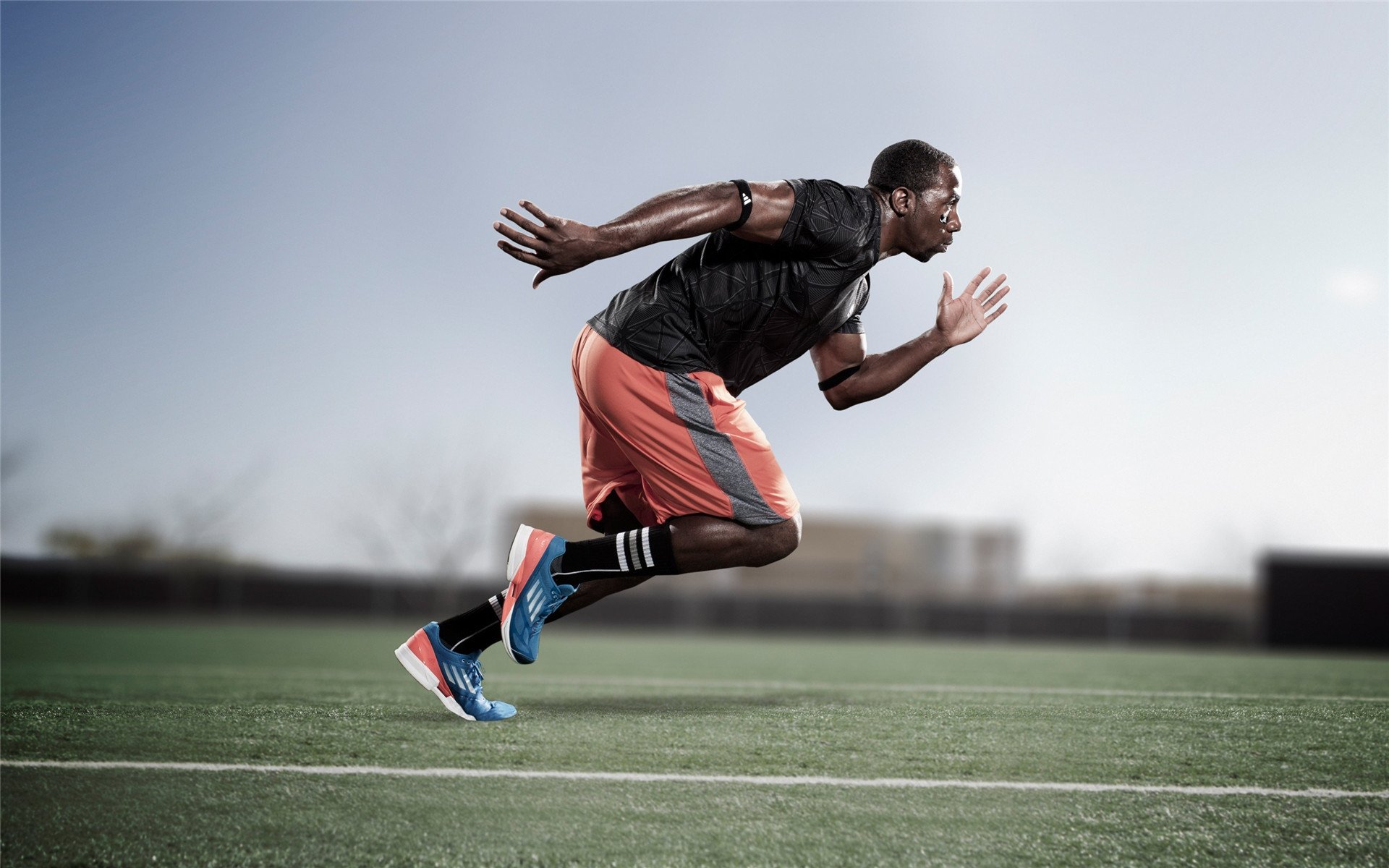 公牛通过侧翼跑动牵制对手防线,公牛侧面